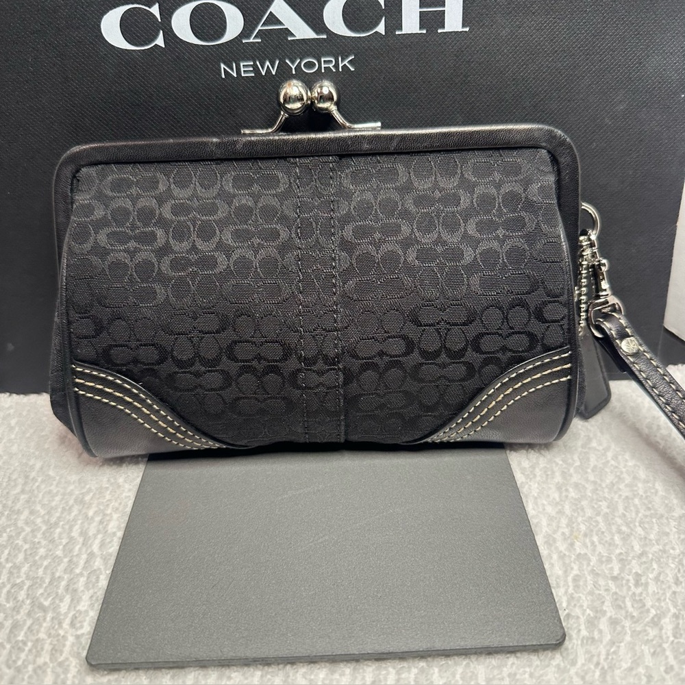 IUC Coach mini C kiss lock black Signature Wristlet